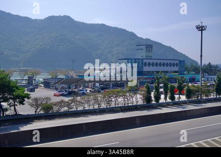 Gwangyang City, Südkorea - 3. Oktober 2021: Blick auf die Seomjingang Raststätte, eine wichtige Station entlang des Namhae Expressway, mit Restaurants, Convenien Stockfoto