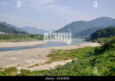 Gwangyang City, Südkorea - 3. Oktober 2021: Ein malerischer Blick auf den Seomjingang River, der sich durch ein Tal schlängelt, mit üppigen grünen Bergen in der Stockfoto