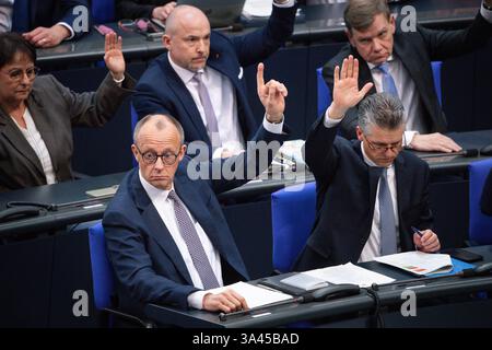 Deutscher Bundestag, 214. Plenarsitzung Friedrich Merz CDU Abstimmung zu Tagesordnungspunkt Aenderung d. Grundgesetzes Art. 109, 115, 143h, 87a bei der 214. Sitzung des Deutschen Bundestages in Berlin, 18.03.2025 Berlin Deutschland *** Deutscher Bundestag, 214. Plenarsitzung Friedrich Merz CDU Abstimmung zum Tagesordnungspunkt Änderung des Grundgesetzes Art. 109, 115, 143h, 87a bei der 214. Tagung des Deutschen Bundestages in Berlin, 18 03 2025 Berlin Deutschland Stockfoto