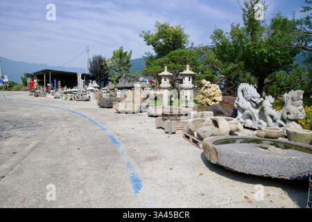 Gwangyang, Südkorea - 3. Oktober 2021: Ein Steinskulpturenladen am Seomjingang Bike Path zeigt traditionelle koreanische Steinlaternen Stockfoto