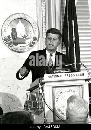 Der US-Senator John F. Kennedy (Demokrat von Massachusetts), ein Kandidat für die Nominierung der Demokratischen Partei 1960 für den Präsidenten der Vereinigten Staaten, spricht am 14. Januar 1960 bei einem Mittagessen des National Press Club in Washington, DC.Credit: Benjamin E. 'Gene' Forte / CNP /MediaPunch Stockfoto