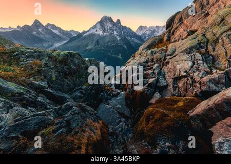 Landschaft des Gebirges der Französischen alpen mit einem Bach, der im felsigen Tal am Lac Blanc bei Haute Savoie, Chamonix, Frankreich fließt Stockfoto