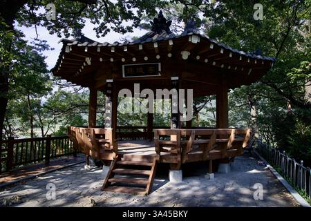 Gwangyang City, Südkorea - 3. Oktober 2021: Ein traditioneller koreanischer Holzpavillon, oder Jeongja, steht inmitten üppiger Bäume und bietet schattige Ruhe Stockfoto