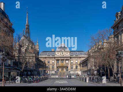 Paris, Frankreich - 03 18 2025: Blick auf das Goldene Tor des Pariser Gerichtsgebäudes, das Gebäude und die Sainte-Chapelle auf der Ile de la Cité Stockfoto