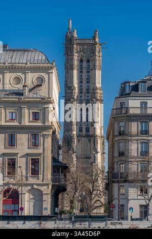 Paris, Frankreich - 03 18 2025: Blick auf den Saint-Jacques-Turm vom seine-Ufer Stockfoto