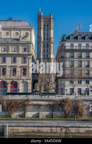 Paris, Frankreich - 03 18 2025: Blick auf den Saint-Jacques-Turm vom seine-Ufer Stockfoto