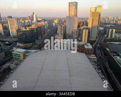 Luftbild über der AO Arena und dem Bahnhof Manchester Victoria am Morgen Stockfoto