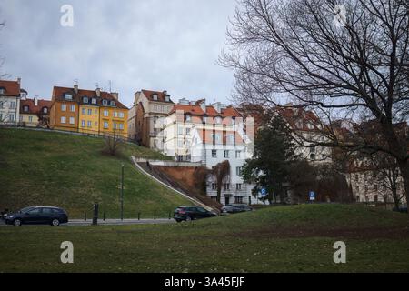 Warschau, Polen. 26. Januar 2025 - historische Gebäude an einem Hügel Stockfoto