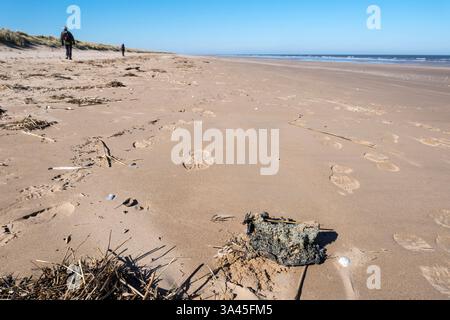 18. März 2025. Kunststoffverschmutzung in Form verbrannter und geschmolzener Nurdles (Pellets aus Kunststoffharz), die an einem Strand von North Norfolk nach der Kollision des Containerschiffs Solong und der Stena Immaculate vor der Mündung von Humber am 10. März 2025 angespült wurden. Stockfoto