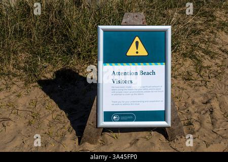 18. März 2025. Ein Schild im Tichwell RSPB Reservat in Norfolk warnt vor Plastikverschmutzung am Strand in Form von Nurdles (Pellets aus Kunststoffharz). Diese wurden nach der Kollision des Containerschiffs Solong und der Stena Immaculate vor der Mündung von Humber am 10. März 2025 gespült. Stockfoto