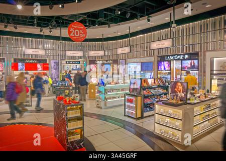 Duty-Free-Shop am Flughafen Manchester in England, Großbritannien. Stockfoto