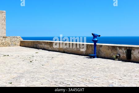 Münzfernglas mit Blick auf das Meer, Castillo de Santa Barbara (Schloss Santa Barbara), Alicante, Costa Blanca, Spanien Stockfoto