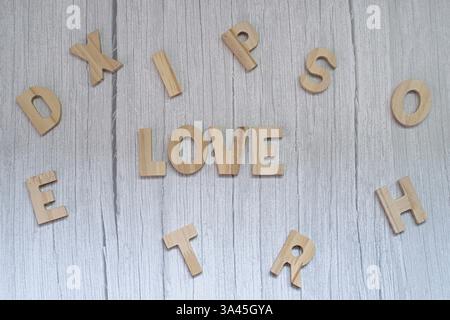 Blick von oben auf das Wort Liebe aus Holzbuchstaben auf einem Holztisch Stockfoto