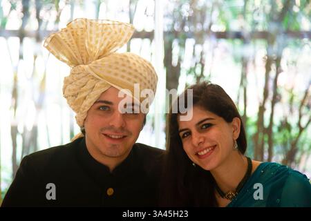 Lächelndes Paar in traditioneller Kleidung auf einer indischen Hochzeit in Indien Stockfoto