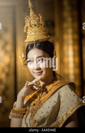 Porträt einer schönen Frau in traditioneller thailändischer Kleidung, Thailand Stockfoto