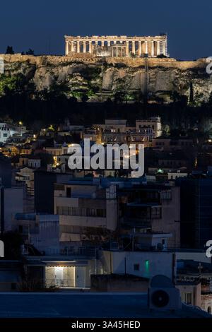 Vertikale Ansicht der Akropolis und des Zentrums von Athen, Griechenland, im Dämmerungslicht Stockfoto