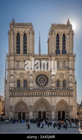 Paris, Frankreich - 03 18 2025: Notre Dame de Paris. Panoramablick auf den Vorplatz und die Fassade der Kathedrale Notre-Dame Stockfoto