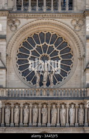 Paris, Frankreich - 03 18 2025: Notre Dame de Paris. Sehen Sie Details der Fassade der Kathedrale Notre-Dame Stockfoto