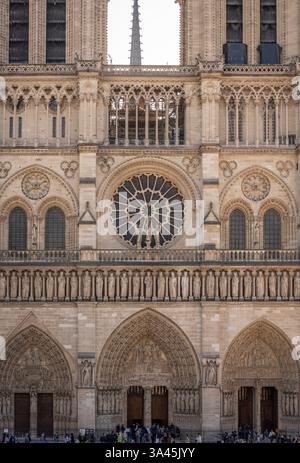 Paris, Frankreich - 03 18 2025: Notre Dame de Paris. Sehen Sie Details der Fassade der Kathedrale Notre-Dame Stockfoto