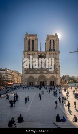 Paris, Frankreich - 03 18 2025: Notre Dame de Paris. Panoramablick auf den Vorplatz und die Fassade der Kathedrale Notre-Dame Stockfoto