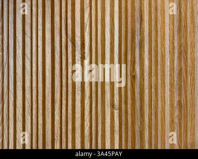 Natürliches hellbraunes Eichenholz, geriffelte Platte oder geriffelte Streifen, rustikales Holz, nahtlose Textur. Stockfoto
