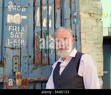 Glasgow, Schottland, Großbritannien, 18. März 2025. Wetter in Großbritannien: Das „Whisky“-Modell peter Green von Model One hat ein Gebäude zur Renovierung in der versteckten Gasse im Hinterhof-Unternehmerviertel gekauft. In einem gentrifizierten Viertel der Stadt, das in den letzten Jahren verwandelt wurde, um Besucher an New york mit seinen geschäftigen Straßen, Clubs und Bars zu erinnern. . Credit Gerard Ferry/Alamy Live News Stockfoto