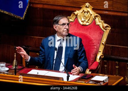 Der Präsident des italienischen Senats, Ignazio La Russa, ist am 18. März 2025 auf der Bühne in Rom. Stockfoto