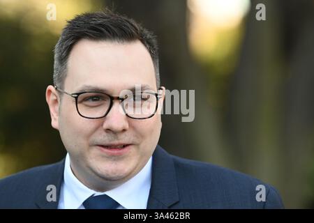 Prag, Tschechische Republik. März 2025. Der tschechische Außenminister Jan Lipavsky wurde vor der 12. Tschechischen Sicherheitskonferenz mit dem Titel "unsere Sicherheit kann nicht als selbstverständlich angesehen werden" auf der Prager Burg gesehen. Auf der Konferenz kommen politische Vertreter und führende Sicherheitsexperten zusammen, um die aktuelle Entwicklung zu bewerten und Pläne für Verteidigung und Sicherheit der Tschechischen Republik vorzulegen. Quelle: SOPA Images Limited/Alamy Live News Stockfoto