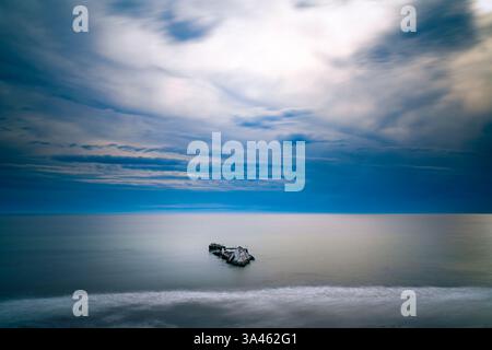 Die SS Palo Alto (Zementschiff) wurde zerstört, umhüllt von Sturmwolken. Stockfoto