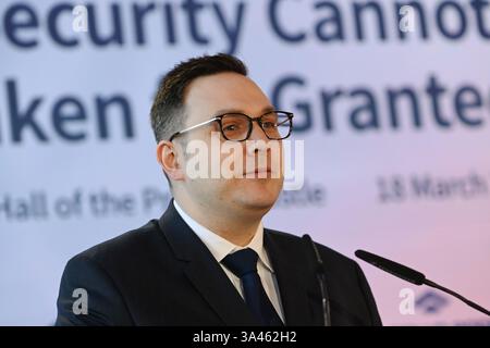 Prag, Tschechische Republik. März 2025. Der tschechische Außenminister Jan Lipavsky spricht auf der 12. Tschechischen Sicherheitskonferenz "unsere Sicherheit kann nicht als selbstverständlich angesehen werden" auf der Prager Burg vor dem Publikum. Auf der Konferenz kommen politische Vertreter und führende Sicherheitsexperten zusammen, um die aktuelle Entwicklung zu bewerten und Pläne für Verteidigung und Sicherheit der Tschechischen Republik vorzulegen. Quelle: SOPA Images Limited/Alamy Live News Stockfoto