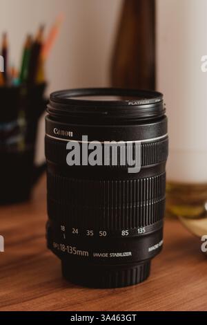 Canon Kameraobjektiv auf Holzoberfläche Stockfoto