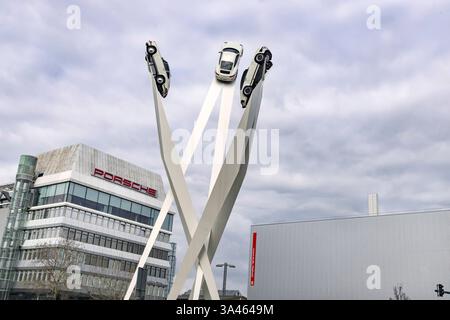 Porscheplatz Stuttgart Zuffenhausen mit Porsche Museum und Hauptverwaltung. Kunstwerk Inspiration 911 von Gerry Judah. Drei bis zu 24 Meter hohe Stelen präsentieren je einen Porsche 911. // 17.03.2025: Stuttgart, Baden-Württemberg, Deutschland, Europa *** Porscheplatz Stuttgart Zuffenhausen mit Porsche Museum und Hauptsitz Kunstwerk Inspiration 911 von Gerry Judah drei bis zu 24 Meter hohe Stelen präsentieren jeweils einen Porsche 911 17 03 2025 Stuttgart, Baden Württemberg, Deutschland, Europa Stockfoto