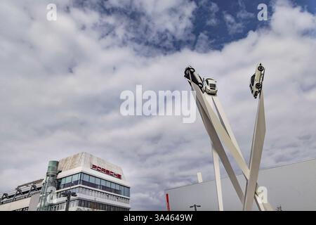 Porscheplatz Stuttgart Zuffenhausen mit Porsche Museum und Hauptverwaltung. Kunstwerk Inspiration 911 von Gerry Judah. Drei bis zu 24 Meter hohe Stelen präsentieren je einen Porsche 911. // 17.03.2025: Stuttgart, Baden-Württemberg, Deutschland, Europa *** Porscheplatz Stuttgart Zuffenhausen mit Porsche Museum und Hauptsitz Kunstwerk Inspiration 911 von Gerry Judah drei bis zu 24 Meter hohe Stelen präsentieren jeweils einen Porsche 911 17 03 2025 Stuttgart, Baden Württemberg, Deutschland, Europa Stockfoto