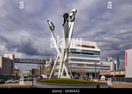 Porscheplatz Stuttgart Zuffenhausen mit Porsche Museum und Hauptverwaltung. Kunstwerk Inspiration 911 von Gerry Judah. Drei bis zu 24 Meter hohe Stelen präsentieren je einen Porsche 911. // 17.03.2025: Stuttgart, Baden-Württemberg, Deutschland, Europa *** Porscheplatz Stuttgart Zuffenhausen mit Porsche Museum und Hauptsitz Kunstwerk Inspiration 911 von Gerry Judah drei bis zu 24 Meter hohe Stelen präsentieren jeweils einen Porsche 911 17 03 2025 Stuttgart, Baden Württemberg, Deutschland, Europa Stockfoto