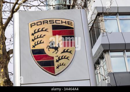 Porscheplatz Stuttgart Zuffenhausen mit Porsche Museum und Hauptverwaltung. Kunstwerk Inspiration 911 von Gerry Judah. Drei bis zu 24 Meter hohe Stelen präsentieren je einen Porsche 911. // 17.03.2025: Stuttgart, Baden-Württemberg, Deutschland, Europa *** Porscheplatz Stuttgart Zuffenhausen mit Porsche Museum und Hauptsitz Kunstwerk Inspiration 911 von Gerry Judah drei bis zu 24 Meter hohe Stelen präsentieren jeweils einen Porsche 911 17 03 2025 Stuttgart, Baden Württemberg, Deutschland, Europa Stockfoto