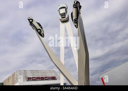 Porscheplatz Stuttgart Zuffenhausen mit Porsche Museum und Hauptverwaltung. Kunstwerk Inspiration 911 von Gerry Judah. Drei bis zu 24 Meter hohe Stelen präsentieren je einen Porsche 911. // 17.03.2025: Stuttgart, Baden-Württemberg, Deutschland, Europa *** Porscheplatz Stuttgart Zuffenhausen mit Porsche Museum und Hauptsitz Kunstwerk Inspiration 911 von Gerry Judah drei bis zu 24 Meter hohe Stelen präsentieren jeweils einen Porsche 911 17 03 2025 Stuttgart, Baden Württemberg, Deutschland, Europa Stockfoto