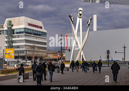 Porscheplatz Stuttgart Zuffenhausen mit Porsche Museum und Hauptverwaltung. Kunstwerk Inspiration 911 von Gerry Judah. Drei bis zu 24 Meter hohe Stelen präsentieren je einen Porsche 911. // 17.03.2025: Stuttgart, Baden-Württemberg, Deutschland, Europa *** Porscheplatz Stuttgart Zuffenhausen mit Porsche Museum und Hauptsitz Kunstwerk Inspiration 911 von Gerry Judah drei bis zu 24 Meter hohe Stelen präsentieren jeweils einen Porsche 911 17 03 2025 Stuttgart, Baden Württemberg, Deutschland, Europa Stockfoto