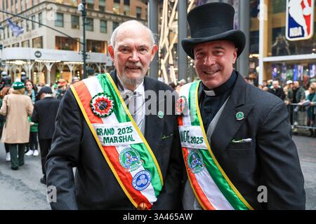 Grand Marshall Mike Benn und Rev. Brendan A. Fitzgerald von der Bronx posieren für ein Foto vor der St. Patrick's Day Parade am 17. März 2025 in New York. Die jährlich stattfindende St. Patrick's Day Parade in New York City verwandelt sich im Rahmen der weltweit größten irischen Kulturerbestätigung in die modische Fifth Avenue. (Foto: Gordon Donovan) Stockfoto