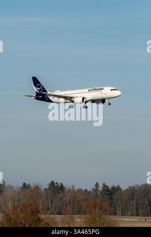 Zürich, Schweiz, 14. Januar 2024 D-AIZP Lufthansa Airbus A320-214 landet auf Landebahn 14 Stockfoto