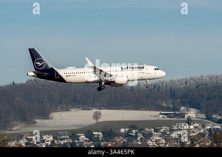 Zürich, Schweiz, 14. Januar 2024 D-AIZP Lufthansa Airbus A320-214 landet auf Landebahn 14 Stockfoto