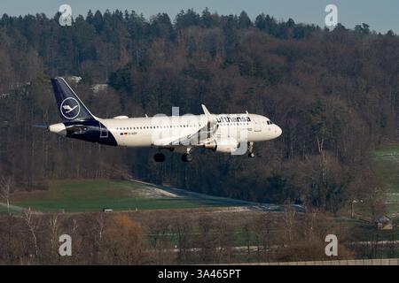 Zürich, Schweiz, 14. Januar 2024 D-AIZP Lufthansa Airbus A320-214 landet auf Landebahn 14 Stockfoto