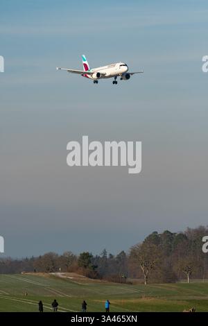 Zürich, Schweiz, 14. Januar 2024 D-ABHF Eurowings Airbus A320-214 landet auf Landebahn 14 Stockfoto