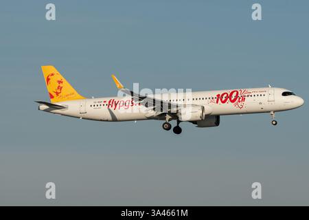 Zürich, Schweiz, 14. Januar 2024 TC-RDP Pegasus Airbus A321-251NX landet auf Landebahn 14 Stockfoto