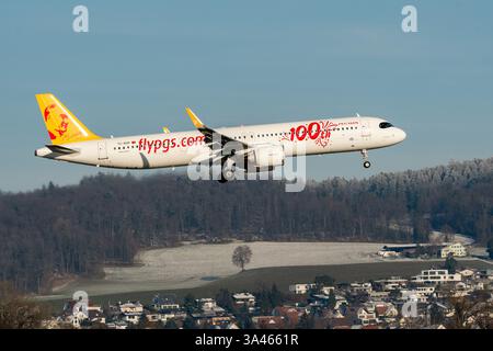 Zürich, Schweiz, 14. Januar 2024 TC-RDP Pegasus Airbus A321-251NX landet auf Landebahn 14 Stockfoto