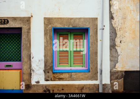 Altstadt, Funchal, Madeira, PortugalBritisch bemalte Holzfenster Stockfoto