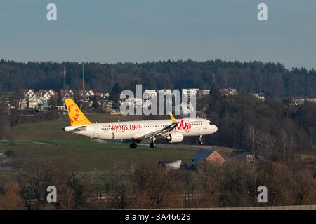 Zürich, Schweiz, 14. Januar 2024 TC-RDP Pegasus Airbus A321-251NX landet auf Landebahn 14 Stockfoto