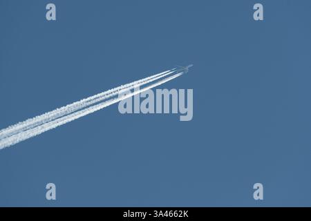 Zürich, Schweiz, 14. Januar 2024 sichtbare Kondensstreifen aus einem Flugzeug am blauen Himmel Stockfoto