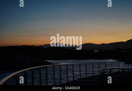 Wunderschöne Morgenzeit an der Atlantic Ocean Road, Averøy, Norwegen. Spektakuläre Ausblicke in gedämpften natürlichen Farben bringen Ihnen Ruhe und Ruhe. Stockfoto
