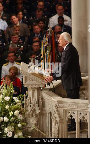 14. September 2001 – Washington, DC, Vereinigte Staaten von Amerika – Reverend Dr. Billy Graham hält eine Predigt während des National Day of Prayer Service in der Washington National Cathedral in Washington, D.C. am Freitag, den 14. September 2001. . Kredit: Ron Sachs / CNP (Bild: © Ron Sachs/CNP/ZUMAPRESS.com) Stockfoto