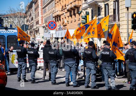 Rom, Rm, Italien. März 2025. Versammlung aller Eisenbahnarbeiter der Gewerkschaften UGL, FAST und Orsa im "Verkehrsministerium", um gegen die unannehmbaren Streikbeschränkungen zu protestieren, die von der von Paola Bellocchi (Präsident der Garantiekommission für Streiks in wesentlichen öffentlichen Diensten) verhängt wurden. Morgen werden die Arbeiter streiken. (Kreditbild: © Marco Di Gianvito/ZUMA Press Wire) NUR REDAKTIONELLE VERWENDUNG! Nicht für kommerzielle ZWECKE! Stockfoto